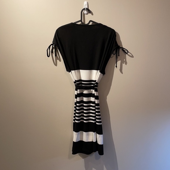 La Vie En Rose bathing suit cover up. Black and white, size small. New with Tags - Picture 6 of 6